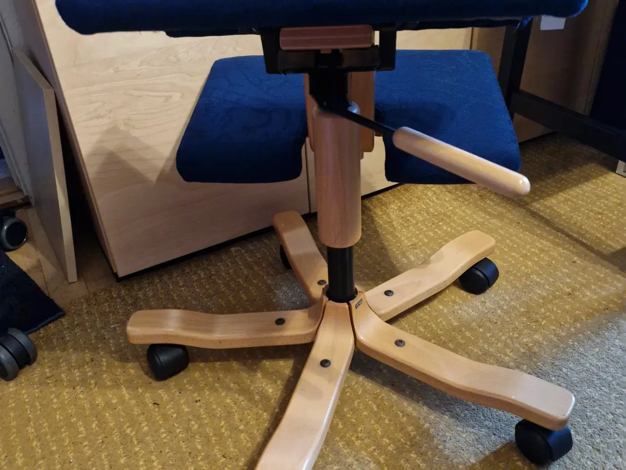 Billede 4 - Stokke knæstol blå træ base