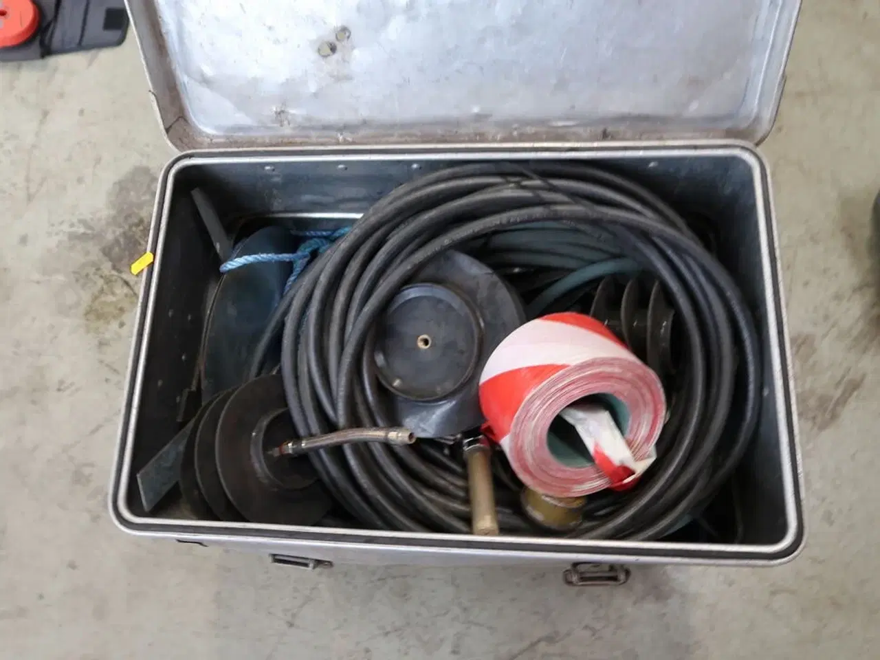 Billede 2 - Kasse med div. Værktøj