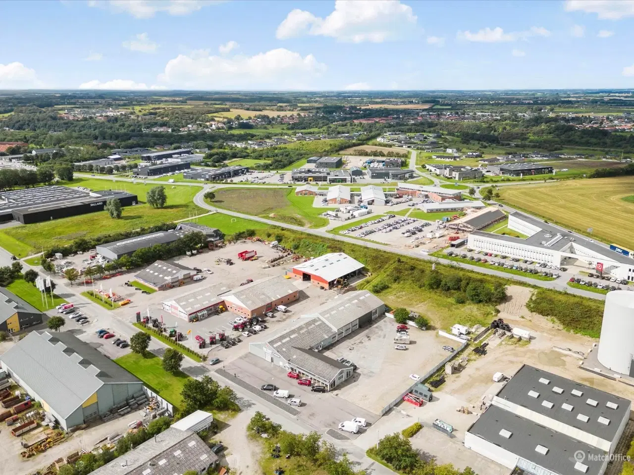 Billede 21 - Bilforretning med meget udenomsplads