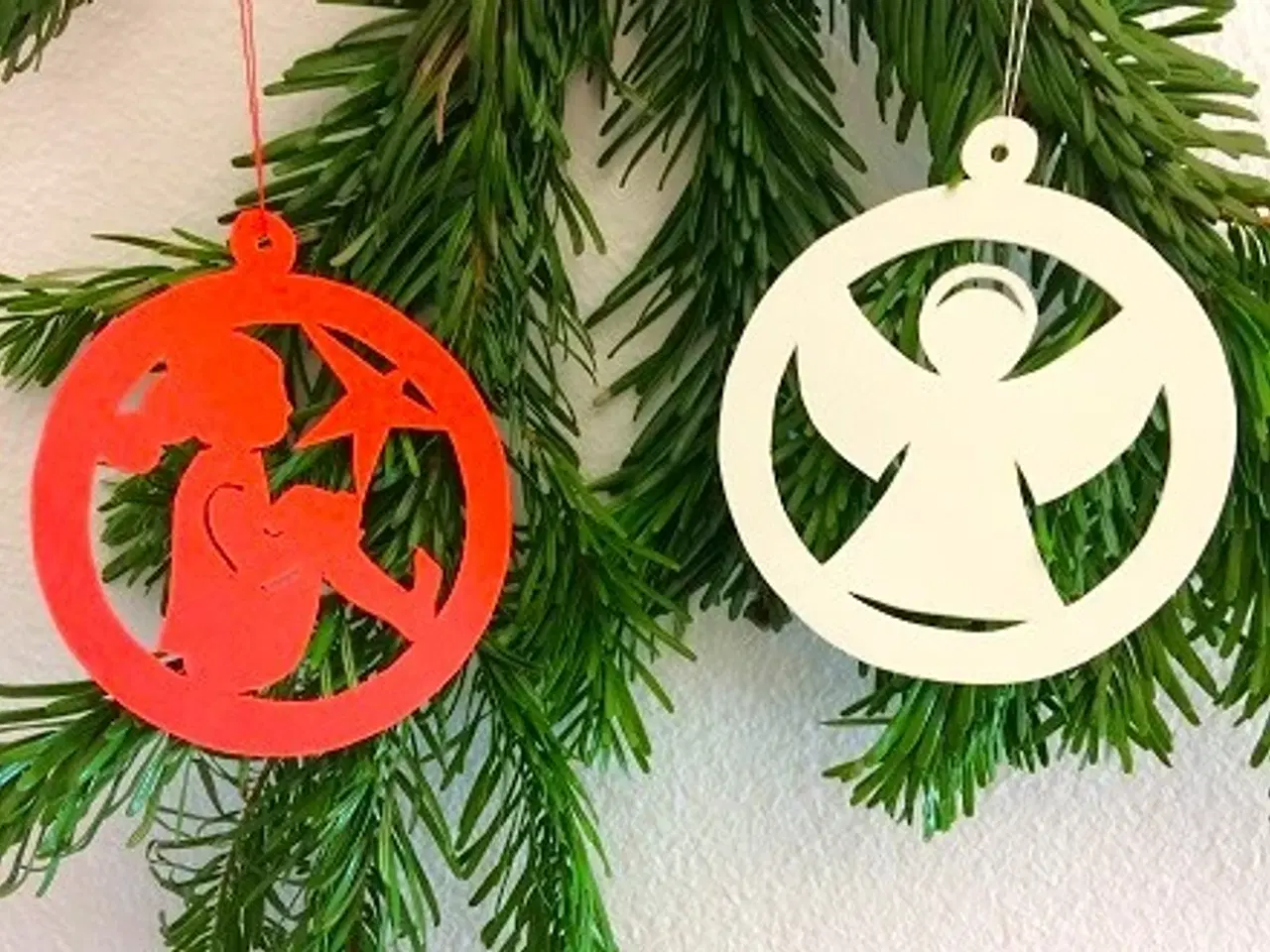 Billede 2 - JULEKLIP. Håndskåret i rød og hvid karton. Nisser,