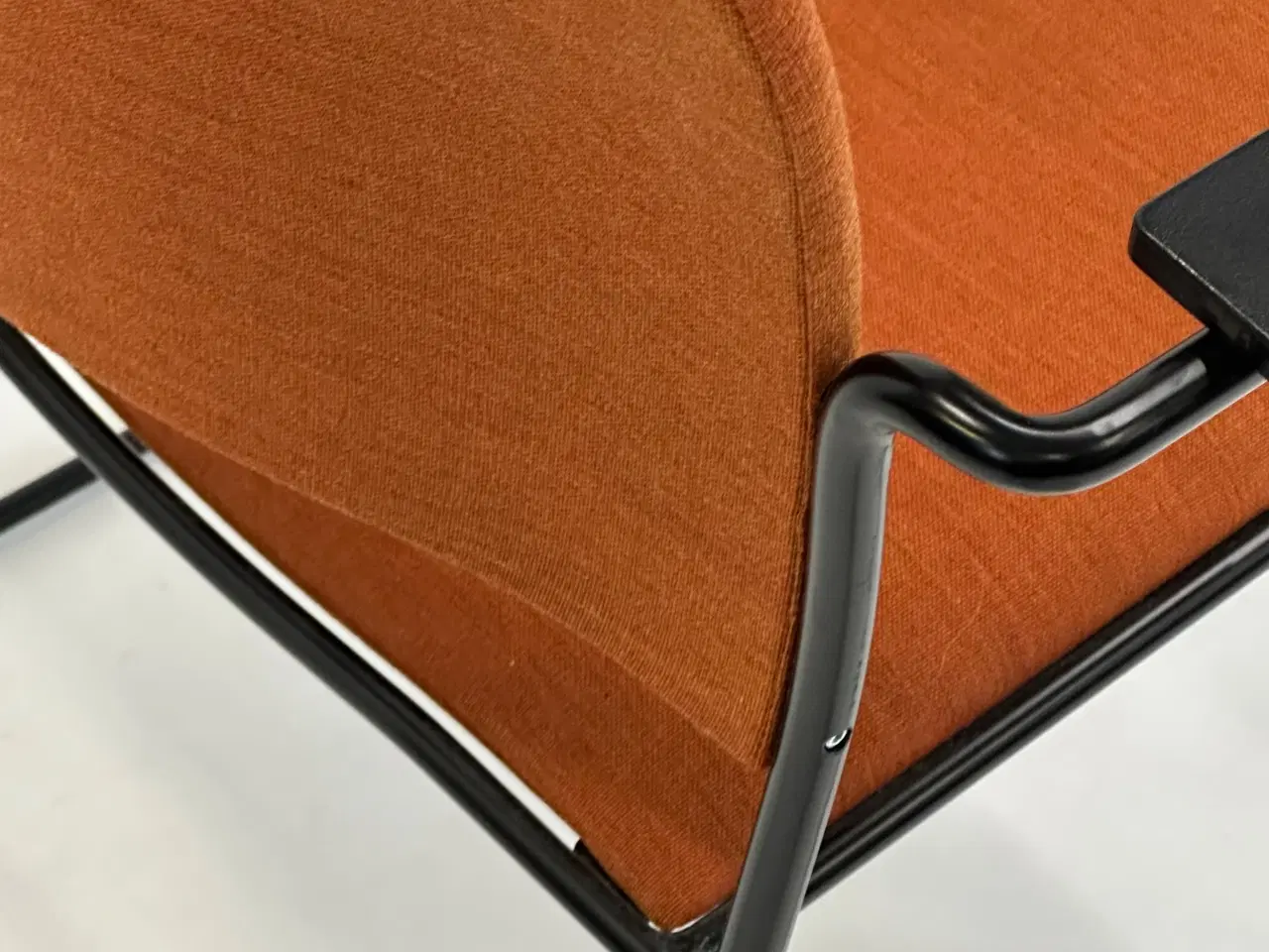 Billede 9 - 40/4 Konferencestol - Howe (Orange m. sorte armlæn)