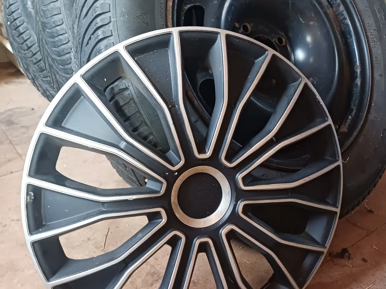 Billede 1 - Fire fine fælge med hjulkapsler