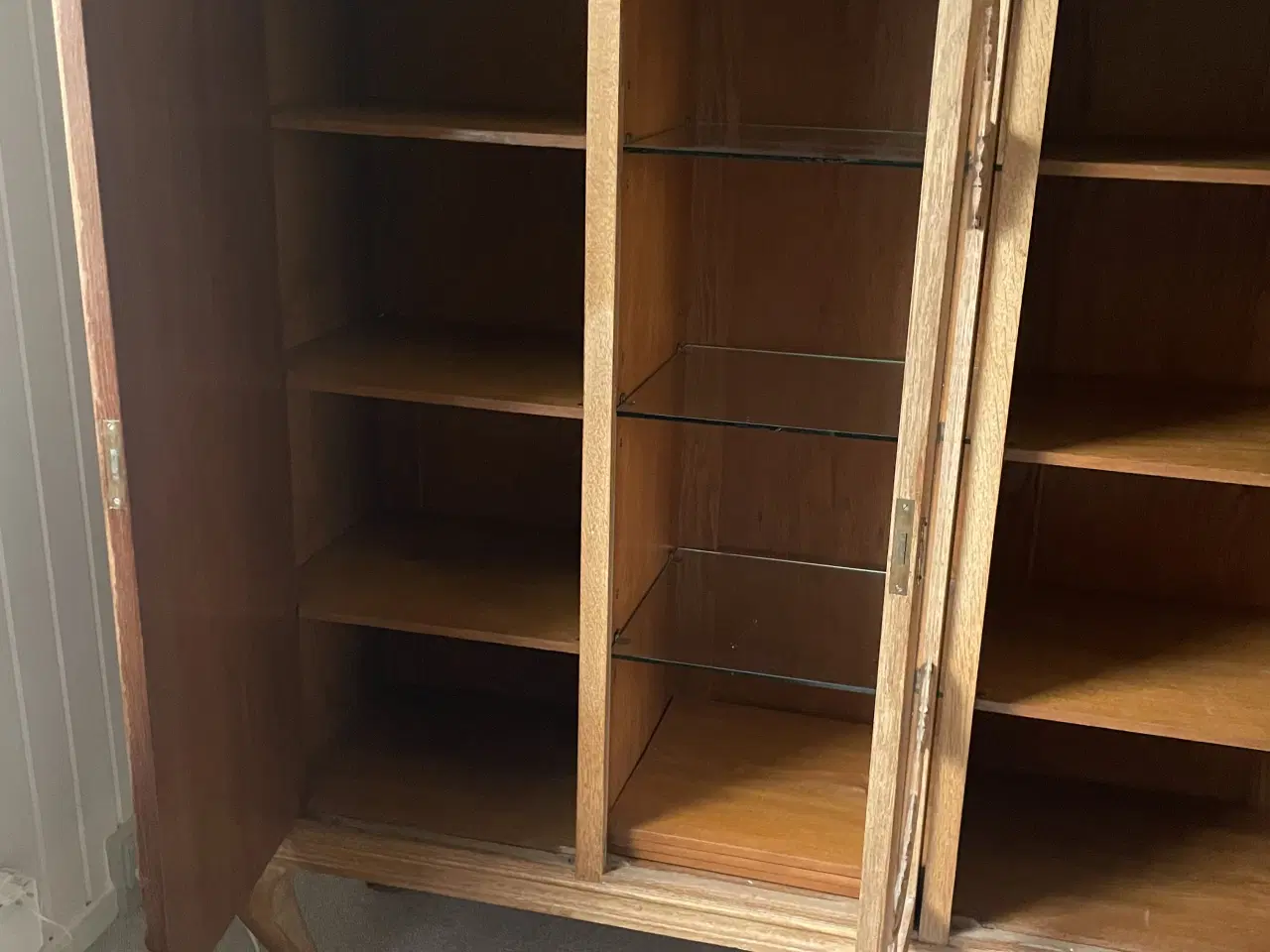 Billede 3 - Egetræs skab med hylder