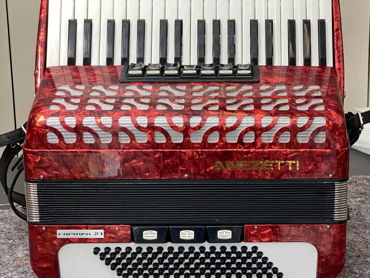 Billede 1 - ANEZETTI harmonika – 37 tangenter – flot blodrød