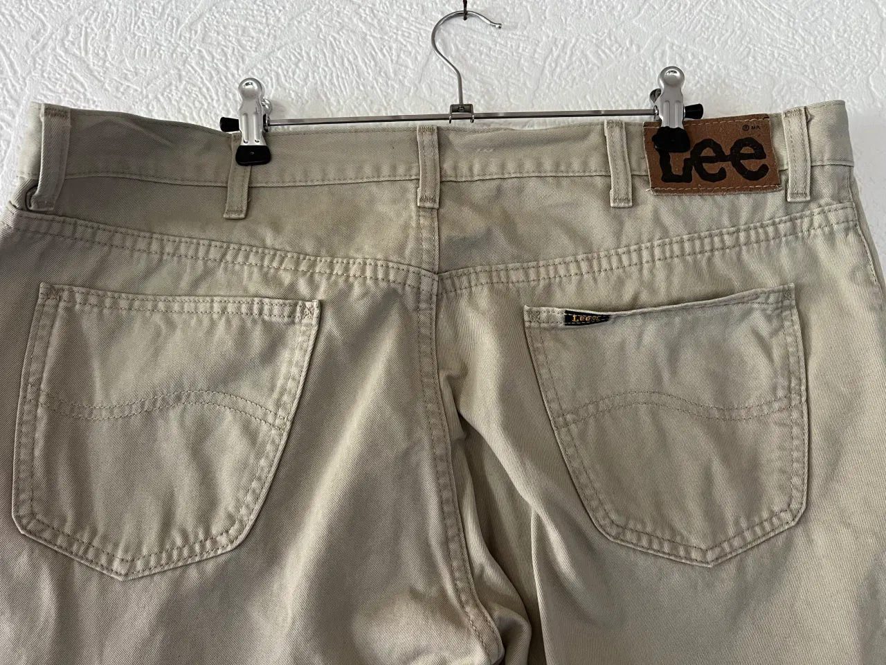 Billede 7 - Sandfarvet Jeans fra Lee. (Størrelse: W40/L32)