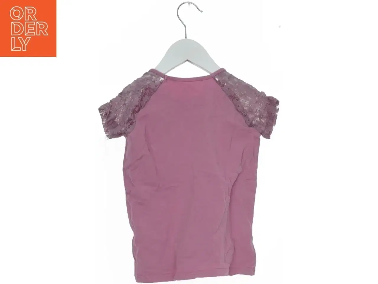 Billede 2 - Lyserød T-shirt med blondeærmer fra VRS (str. 122)