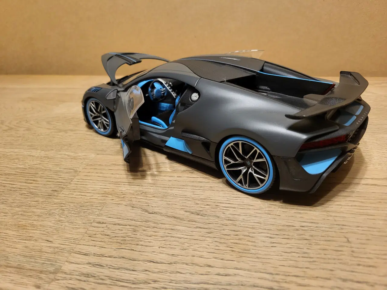 Billede 3 - Modelbil, Bugatti Divo 2018, skala 1/18 Med origin