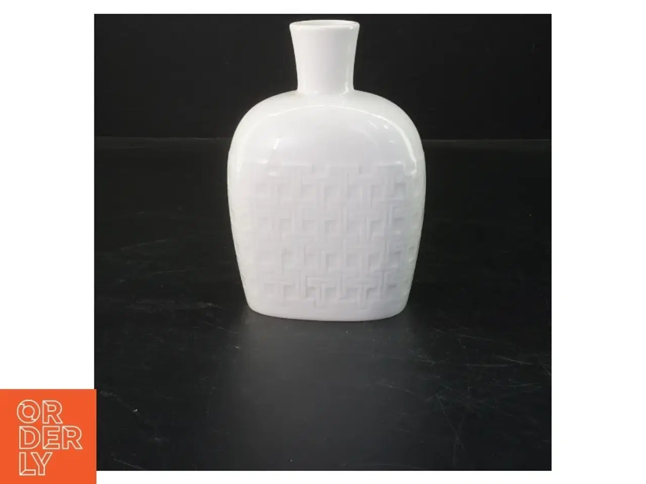 Billede 1 - Hvid keramisk vase fra B&G (str. 15x9 cm)