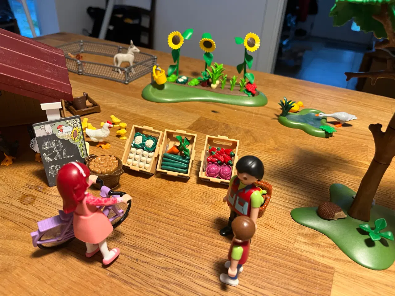 Billede 4 - Playmobil lille hus med hestboks og have. 