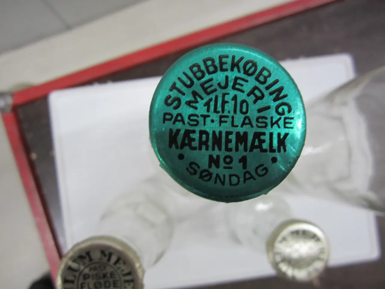 Billede 7 - Gamle mælkeflasker med kapsler