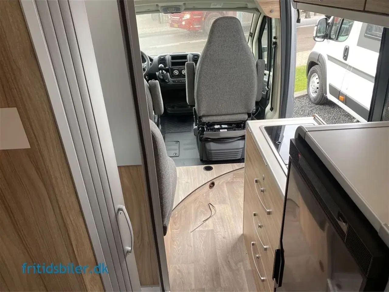 Billede 4 - 2024 - Hymer Yellowstone 140 Hk   Hymer Yellowstone 140 Hk en flot og pæn campervan med langsgående senge på næsten 200 cm