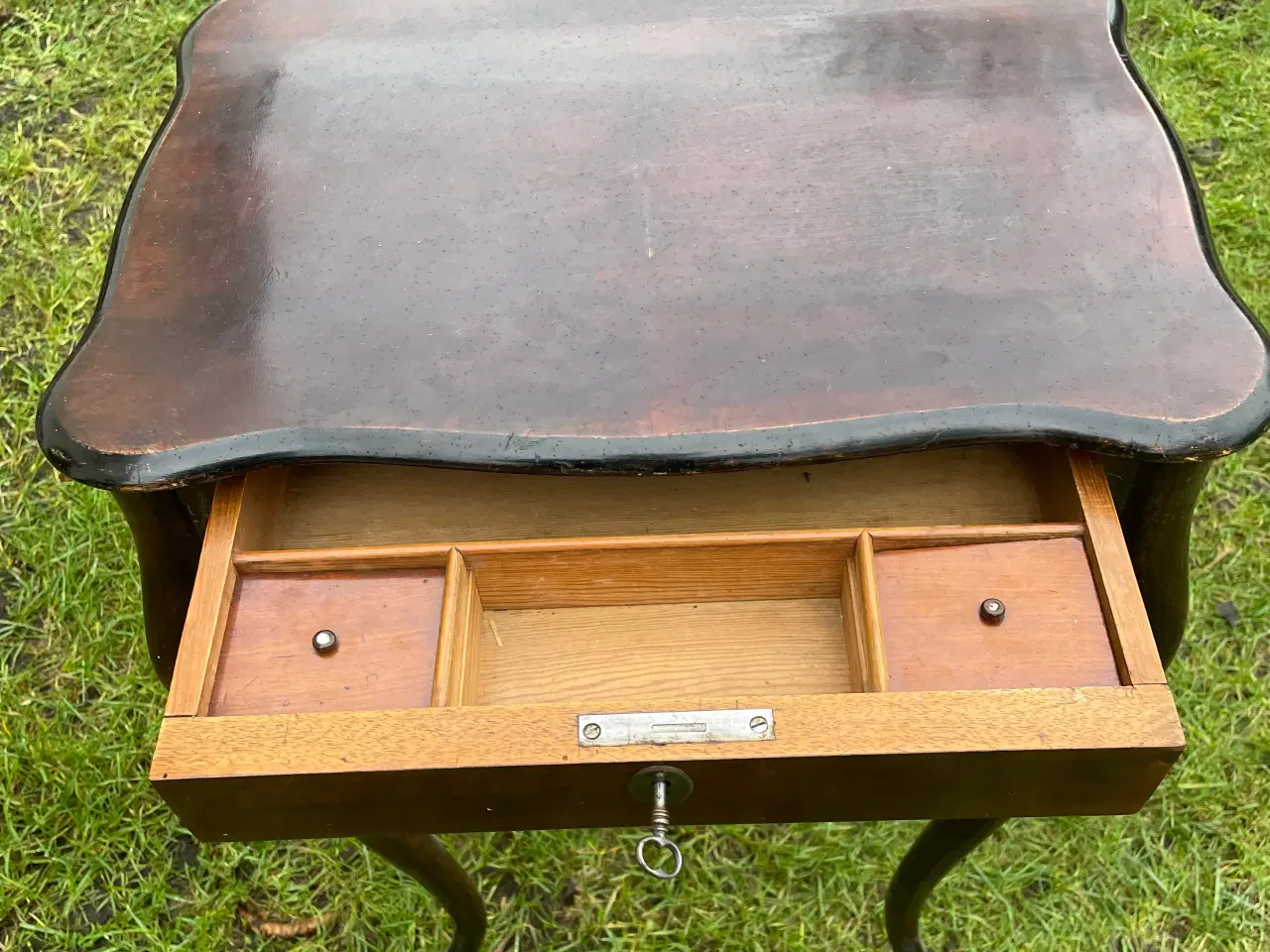 Billede 3 - Højglanspoleret sybord med skuffer