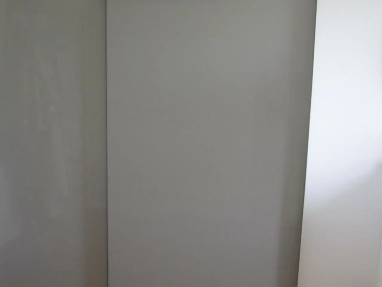 Billede 2 - Garderobeskab i hvid højglans.