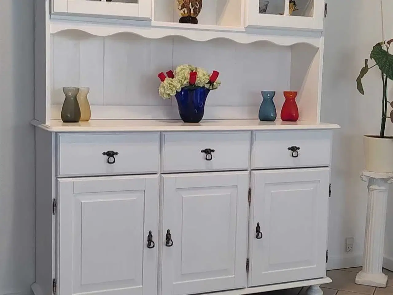 Billede 1 - Ny malet vitrineskab 