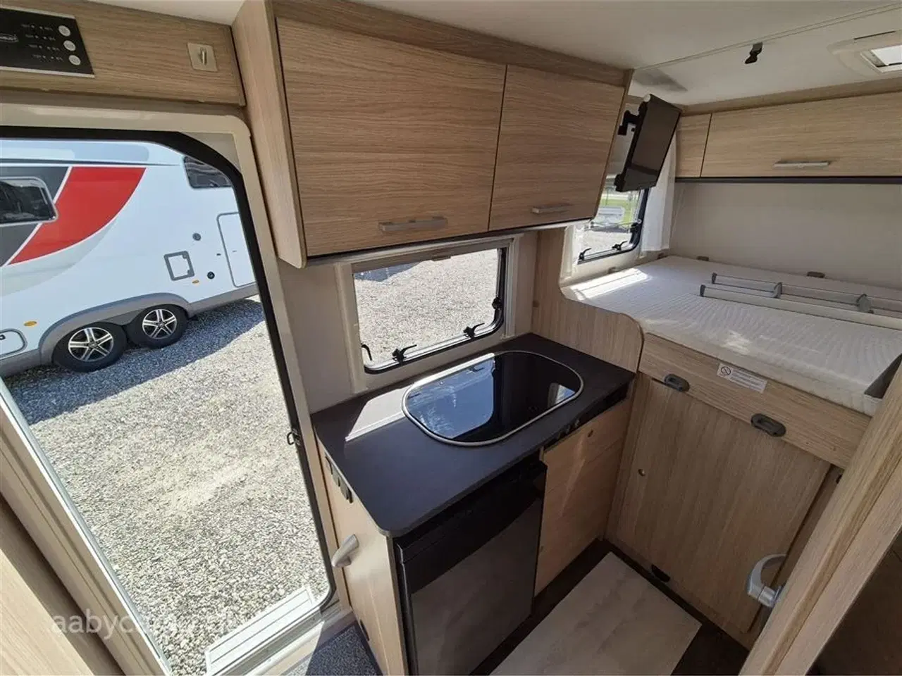 Billede 12 - 2020 - SunLight VAN V60   Under 6 meter. Markise. batteri. cykelstativ. Elektrisk indgangstrin. Kun 21,300 KM!!
