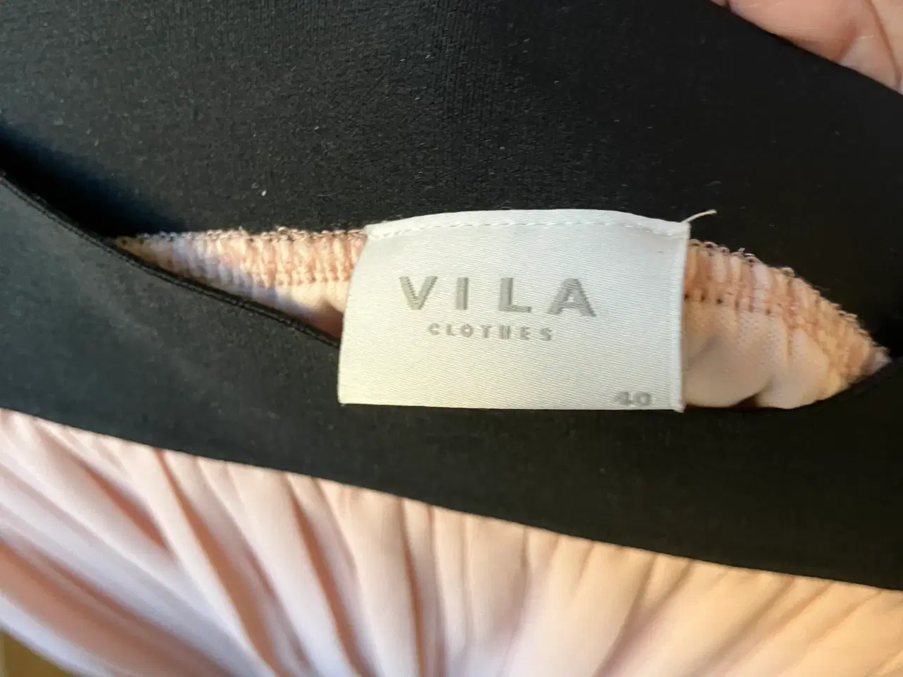 Billede 2 - Smuk og ubrugt Vila rosa nederdel, str. 40