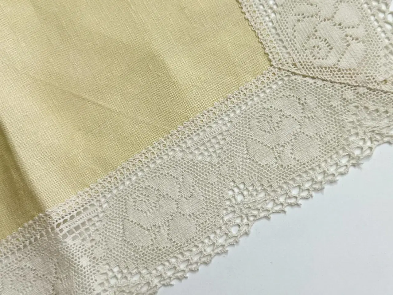 Billede 5 - Lysegul stofserviet m hæklet bort
