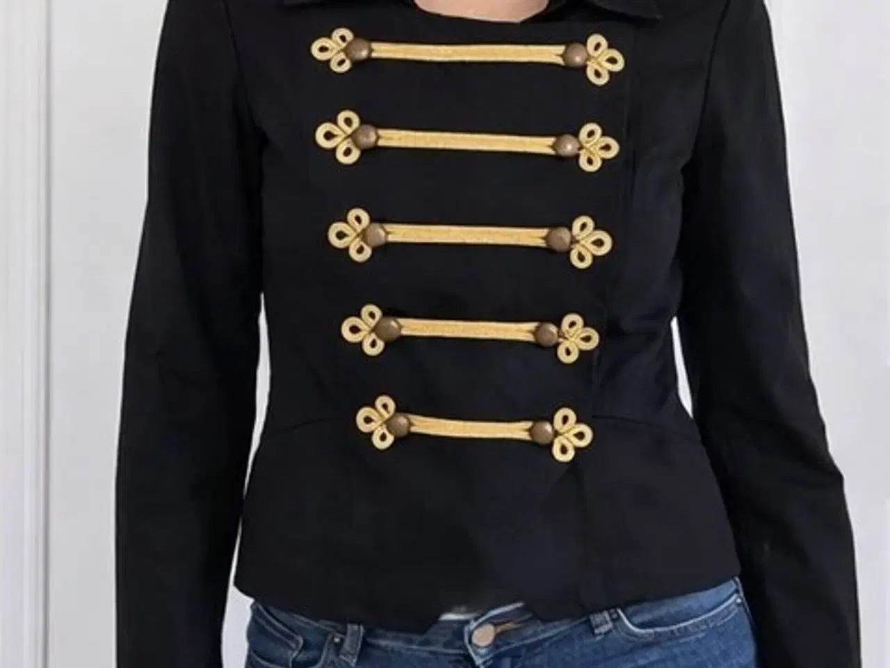 Billede 2 - Jakke med guldtrenser foran