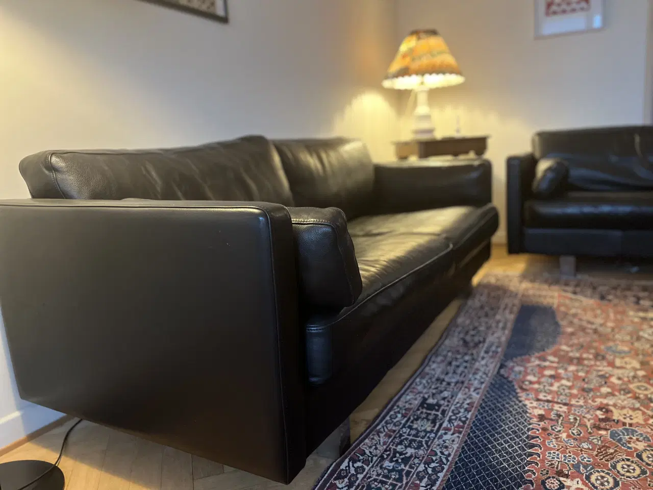 Billede 2 - 2 lækre sorte lædersofaer 