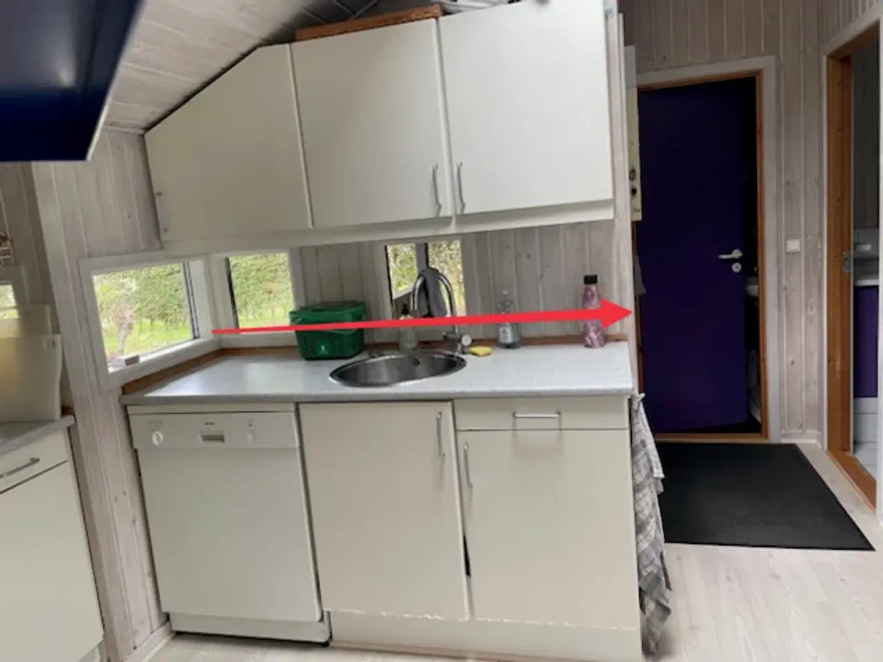 Billede 7 - Hvidt, lille køkken