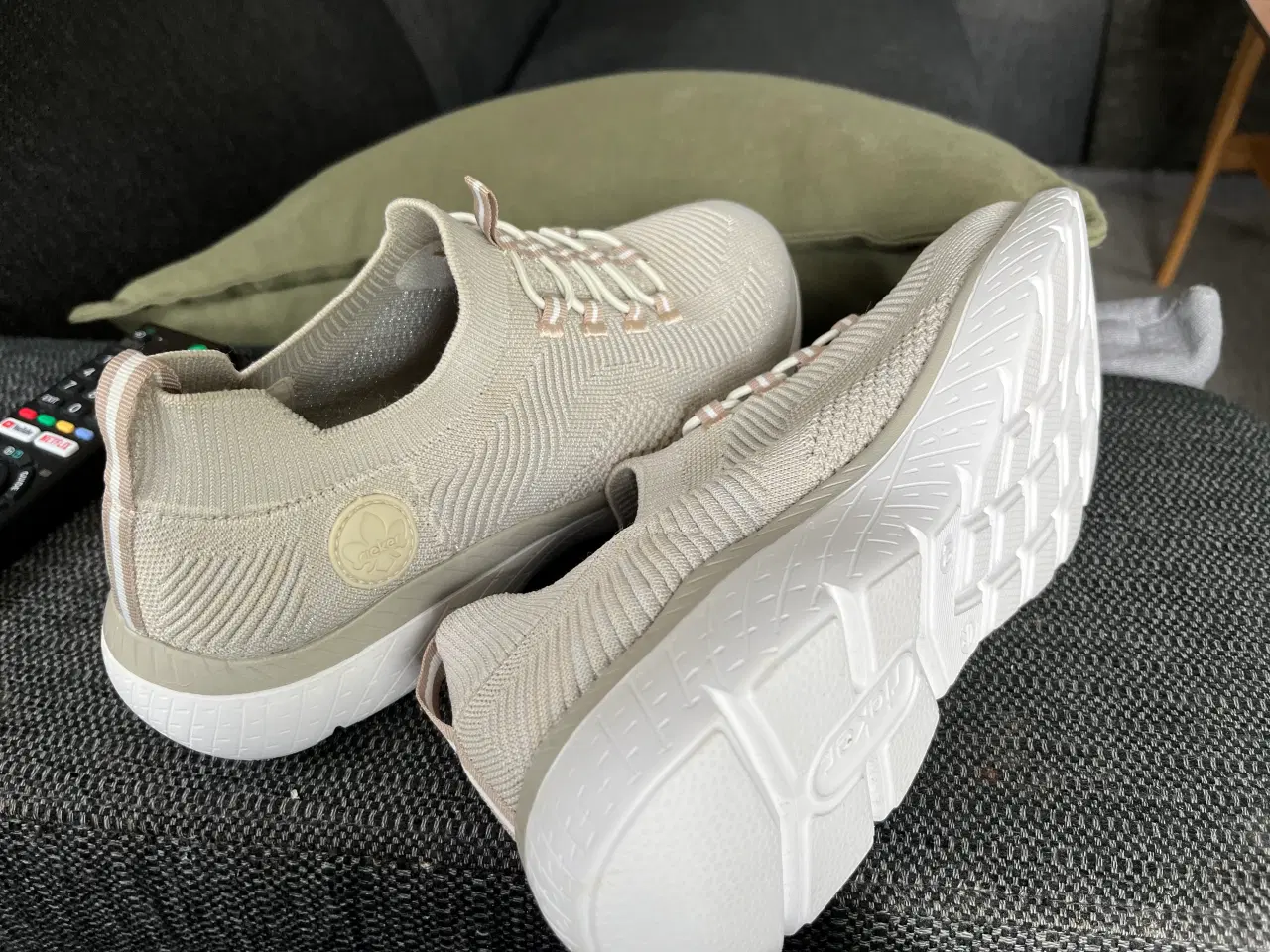 Billede 2 - Rieker sko beige str.40 aldrig brugt