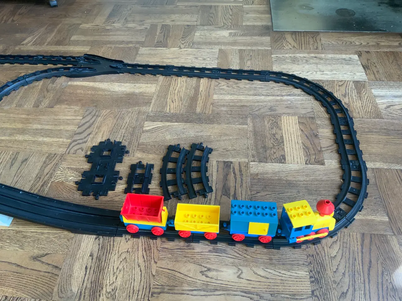 Billede 3 - STOR LEGO DUPLO TAGBANE, MED TRÆKTOGE, BILER M.M.