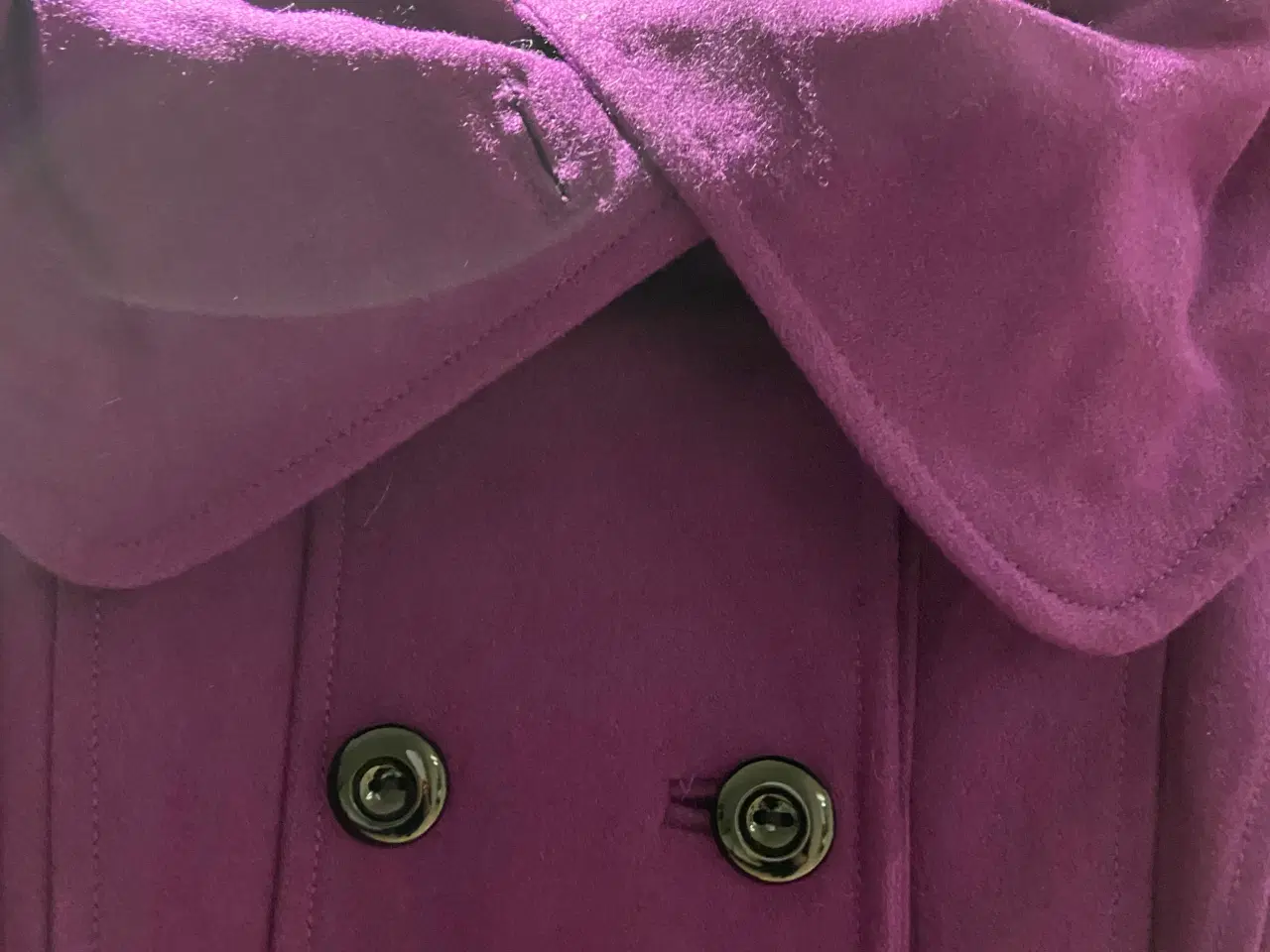 Billede 2 - Jakke lilla med sorte knapper