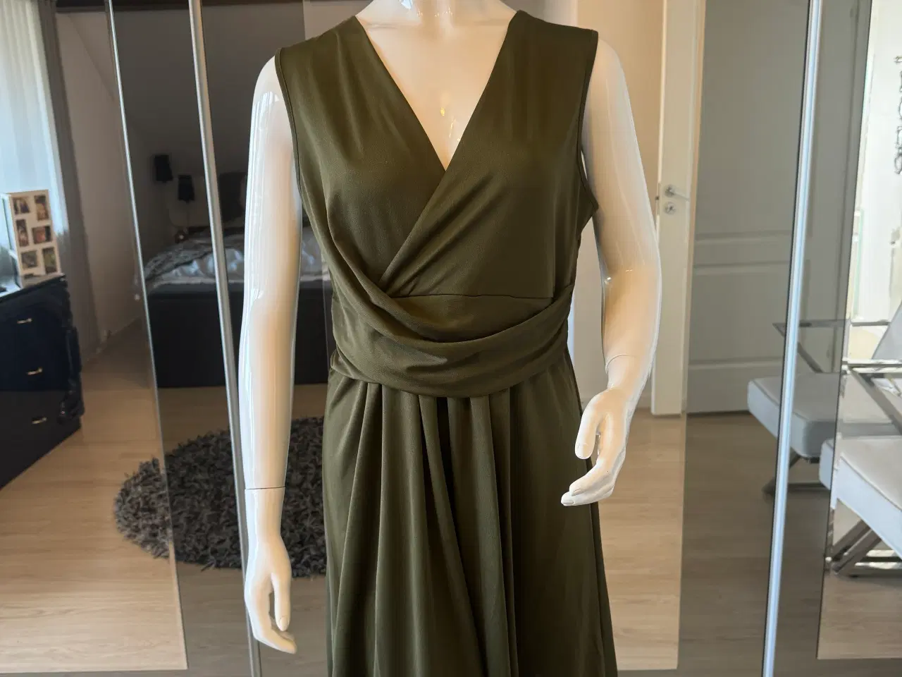 Billede 1 - Olivengrøn kjole fra Anna Field str 42
