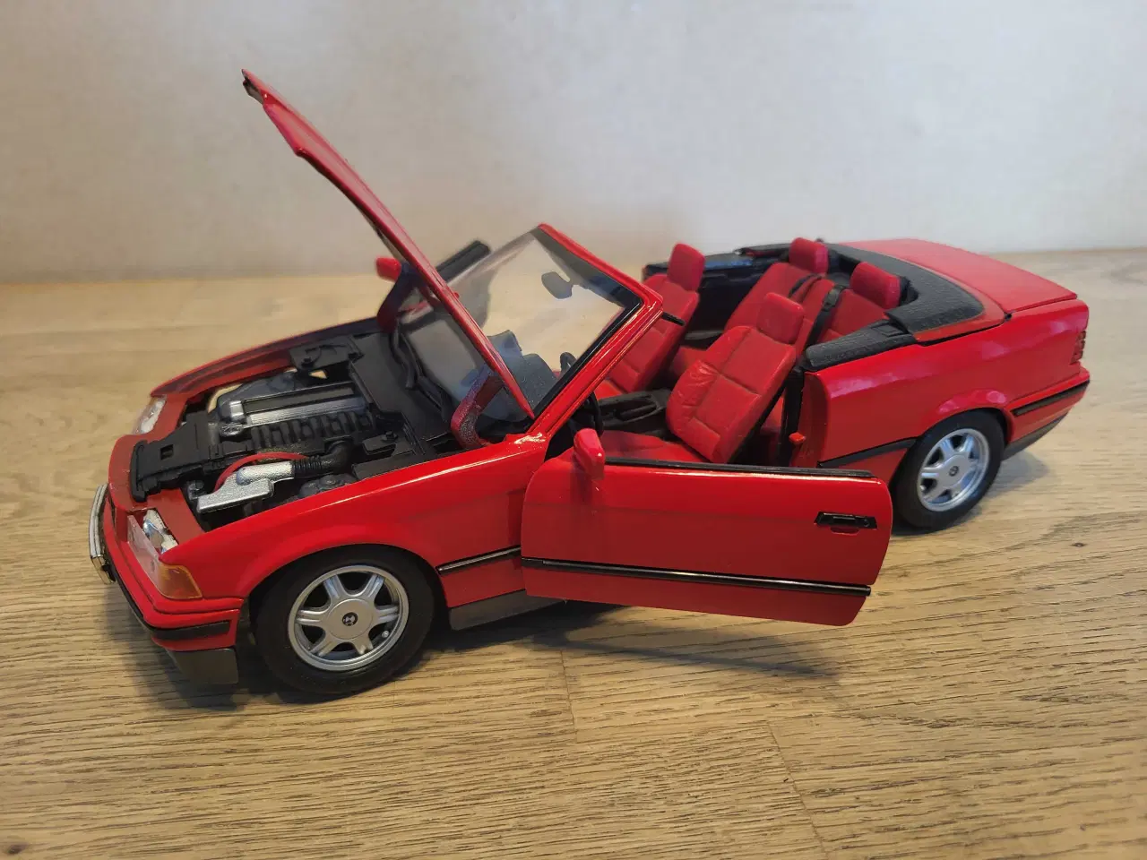 Billede 5 - Modelbil, BMW 325i Cabriolet 1993.  Skala 1/18.