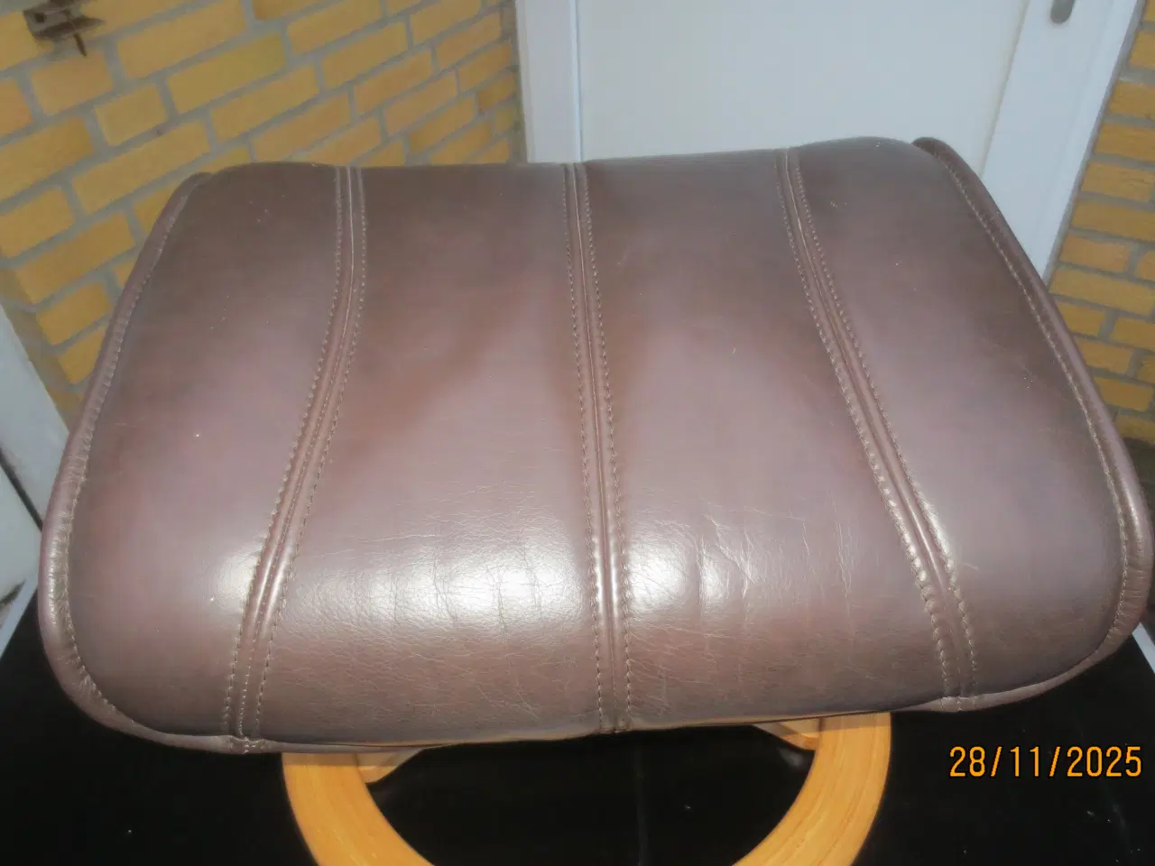 Billede 3 - 1 stk Fodskammel med Mørkebrun læder