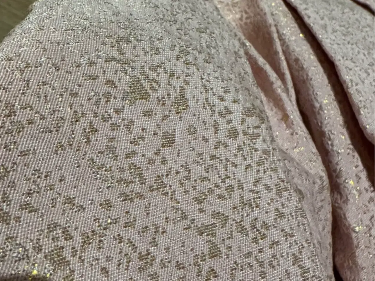 Billede 3 - Kjole med guldglimmer