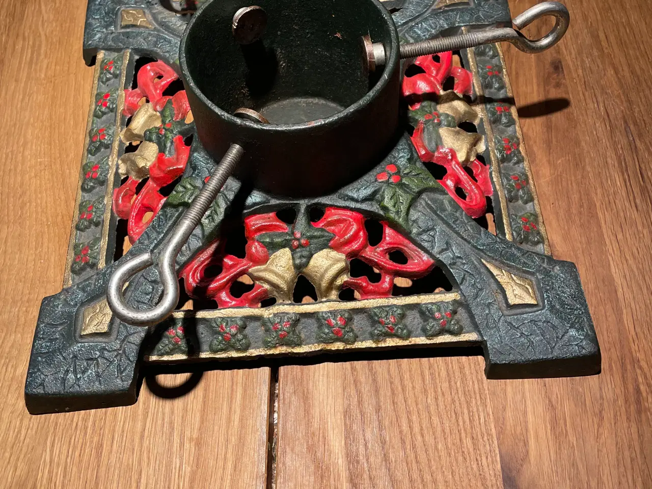 Billede 3 - Juletræsfod i støbejern,med gyldne klokker.