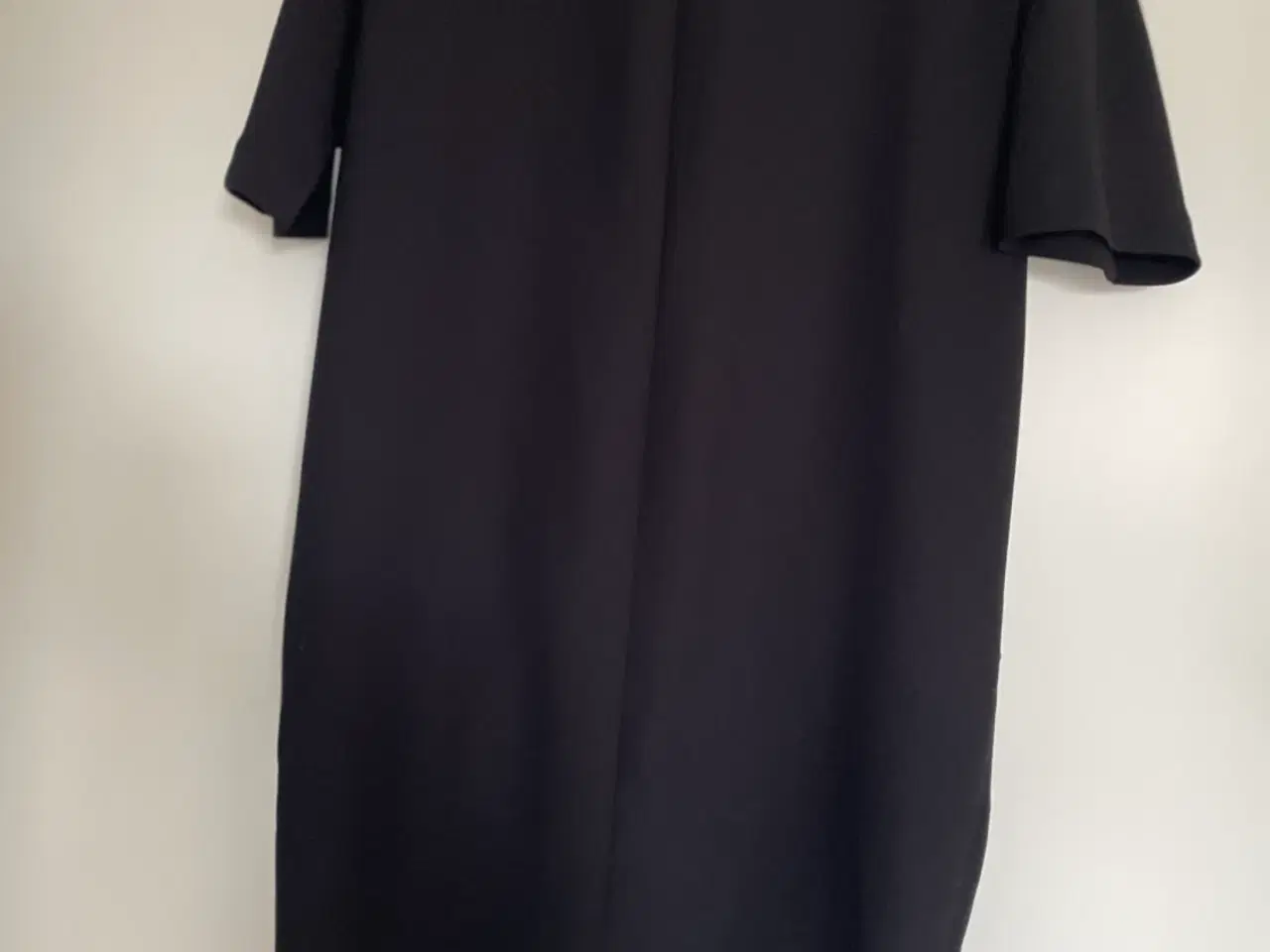 Billede 3 - Ny sort kjole med lynlommer 