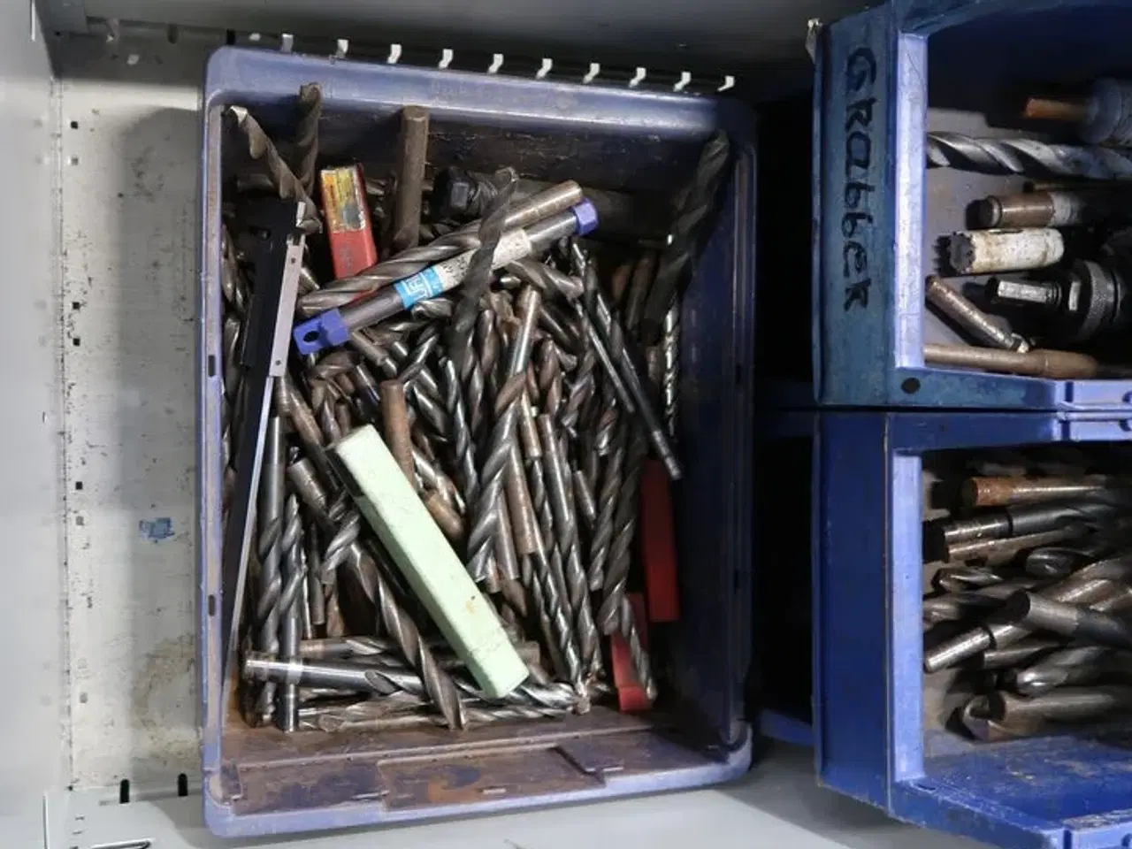 Billede 3 - Sortimentsskab med div. Bor