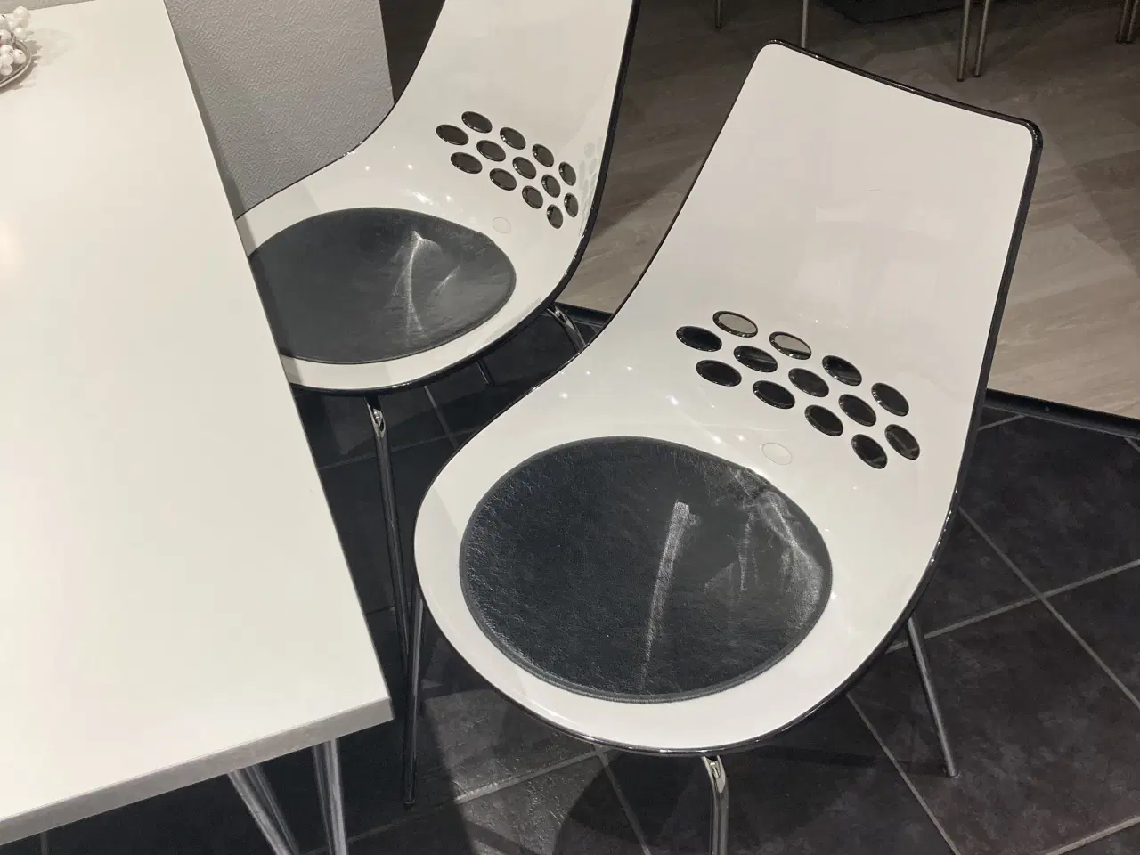 Billede 4 - Flot hvid køkkenbord med 4 stole