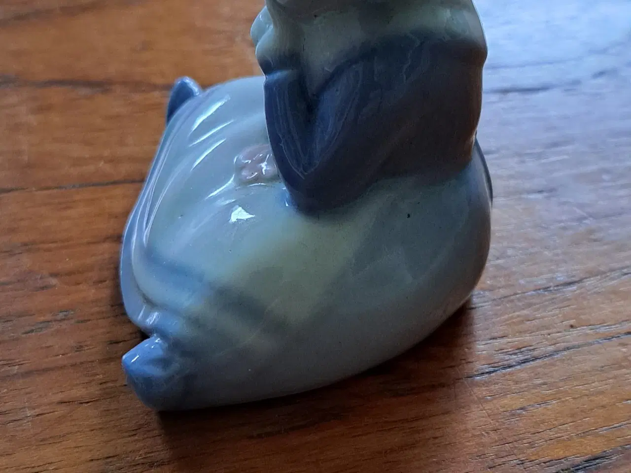 Billede 4 - Siddende pige i porcelæn den er uden mærke,