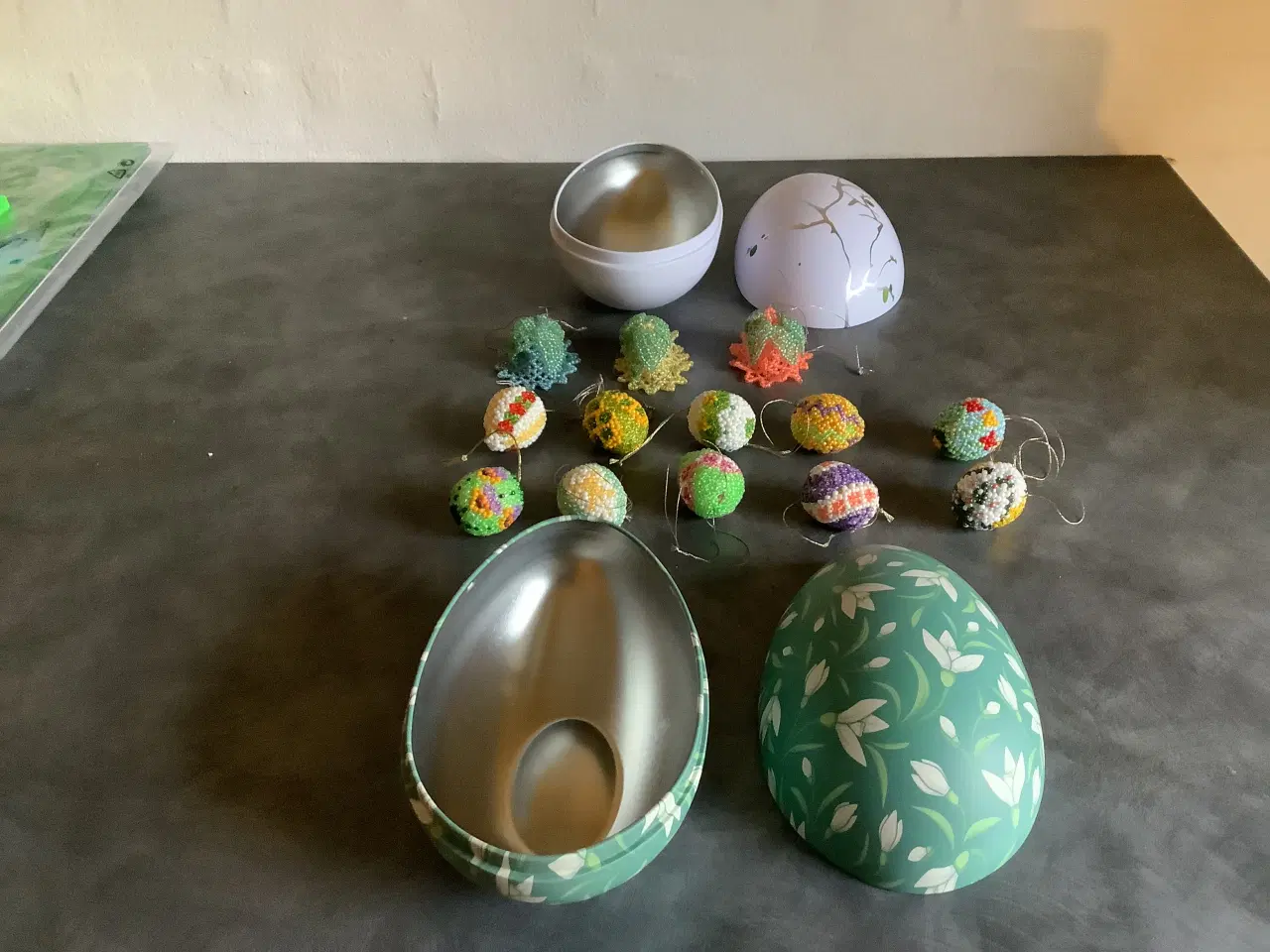 Billede 1 - Små påskeæg lavet i perler og 2 store i metal.
