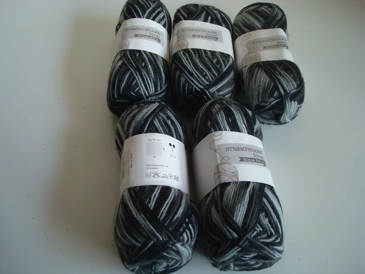 Billede 1 - Garn Strømpegarn 5 nøgler a 50 gram