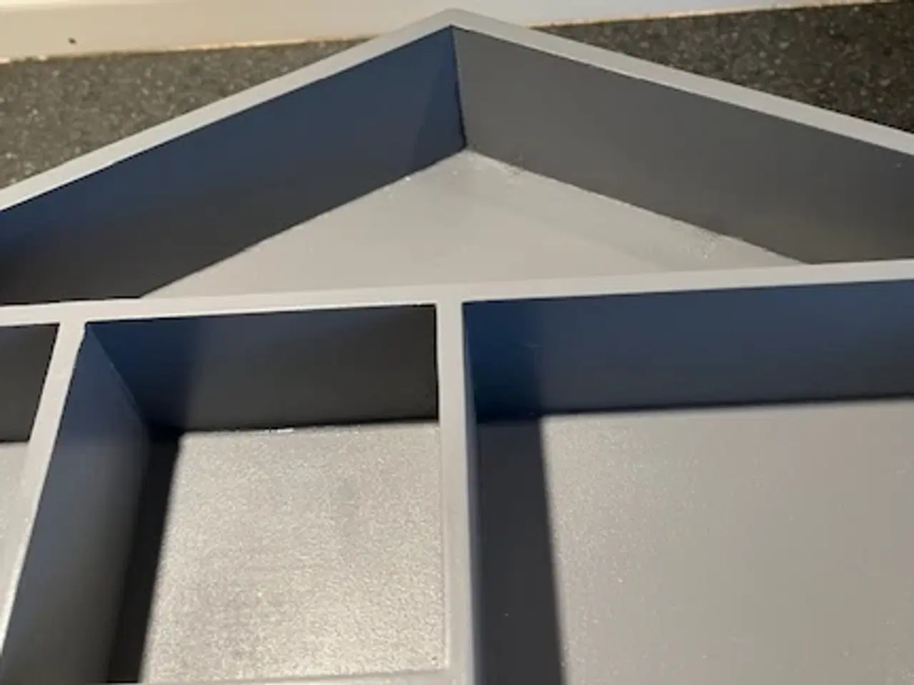 Billede 4 - H&M Home Sættekasse / Væghylde – Grå husform