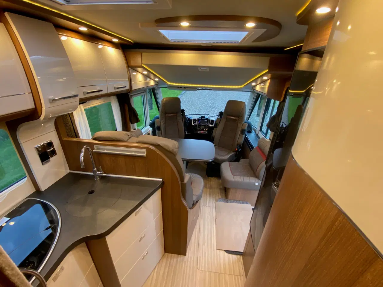 Billede 8 - Helintegreret lux camper , Queensbed, 3500kg, aut.