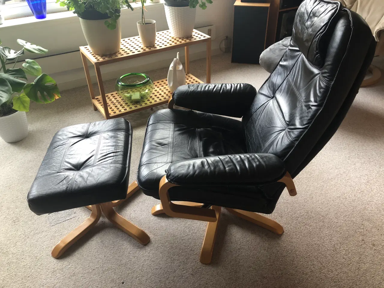 Billede 1 - SORT LÆDERLÆNESTOL M/SKAMMEL, TILT OG DREJELIG