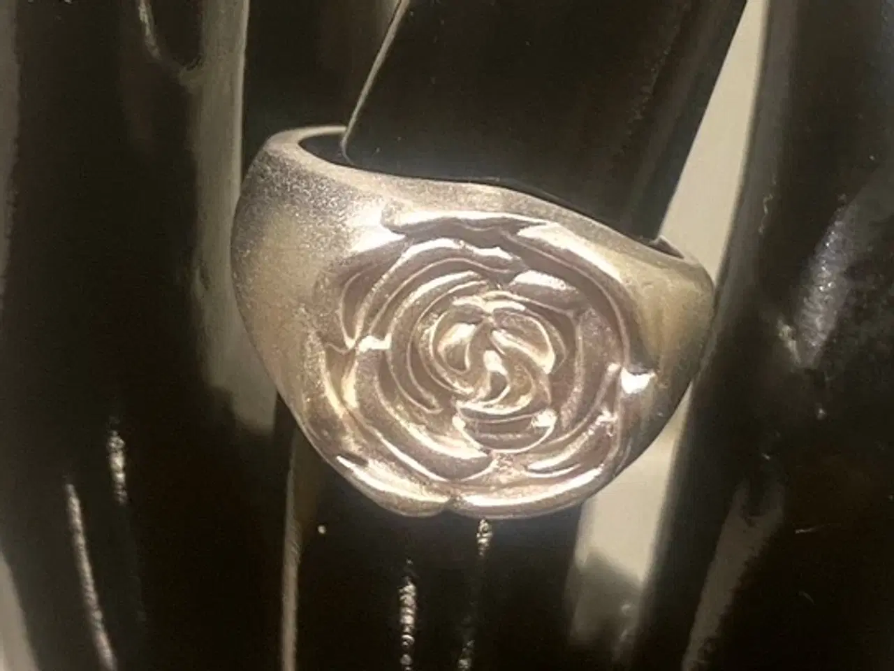 Billede 1 - * Sterlingsølv; Sød fingerring - med rose