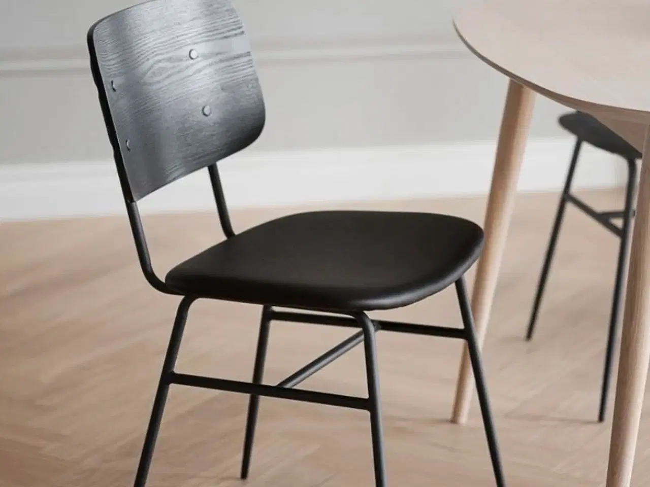 Billede 10 - Plankebord med tillægsplade og 6 spisebordsstole