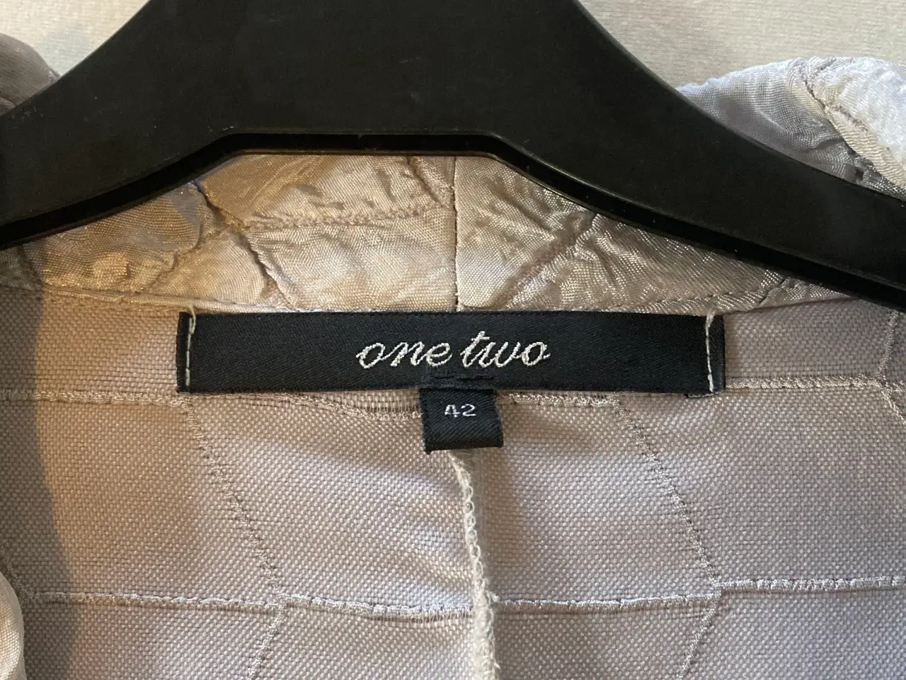 Billede 3 - Festjakke; let og behagelig sølvfarvet blazer