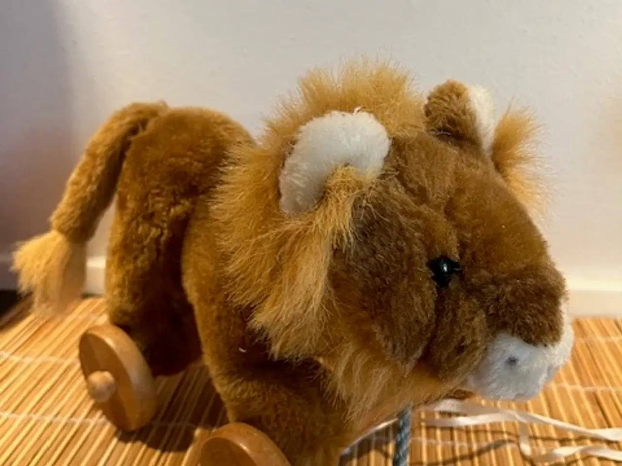 Billede 1 - Sød PEEK træk-løve på hjul – Klassisk legetøj i bl