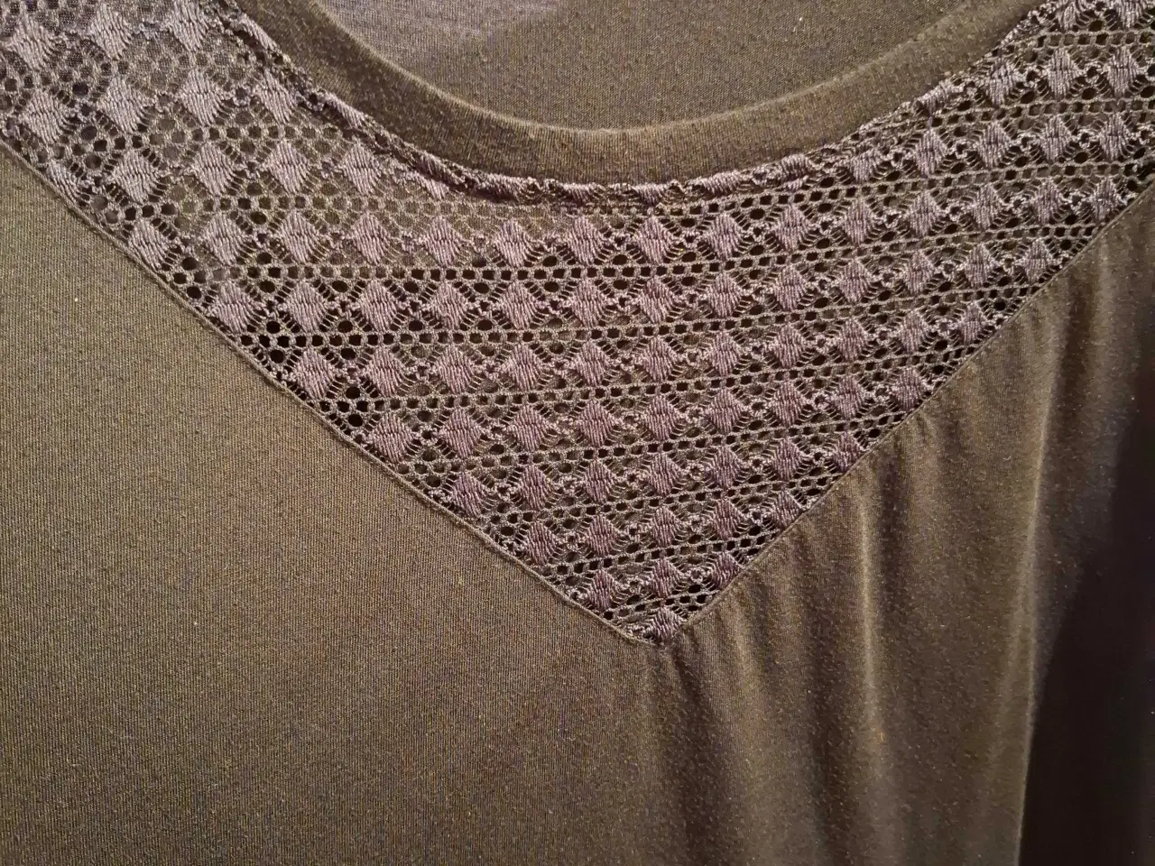 Billede 5 - Dejlig sort bluse med blonder