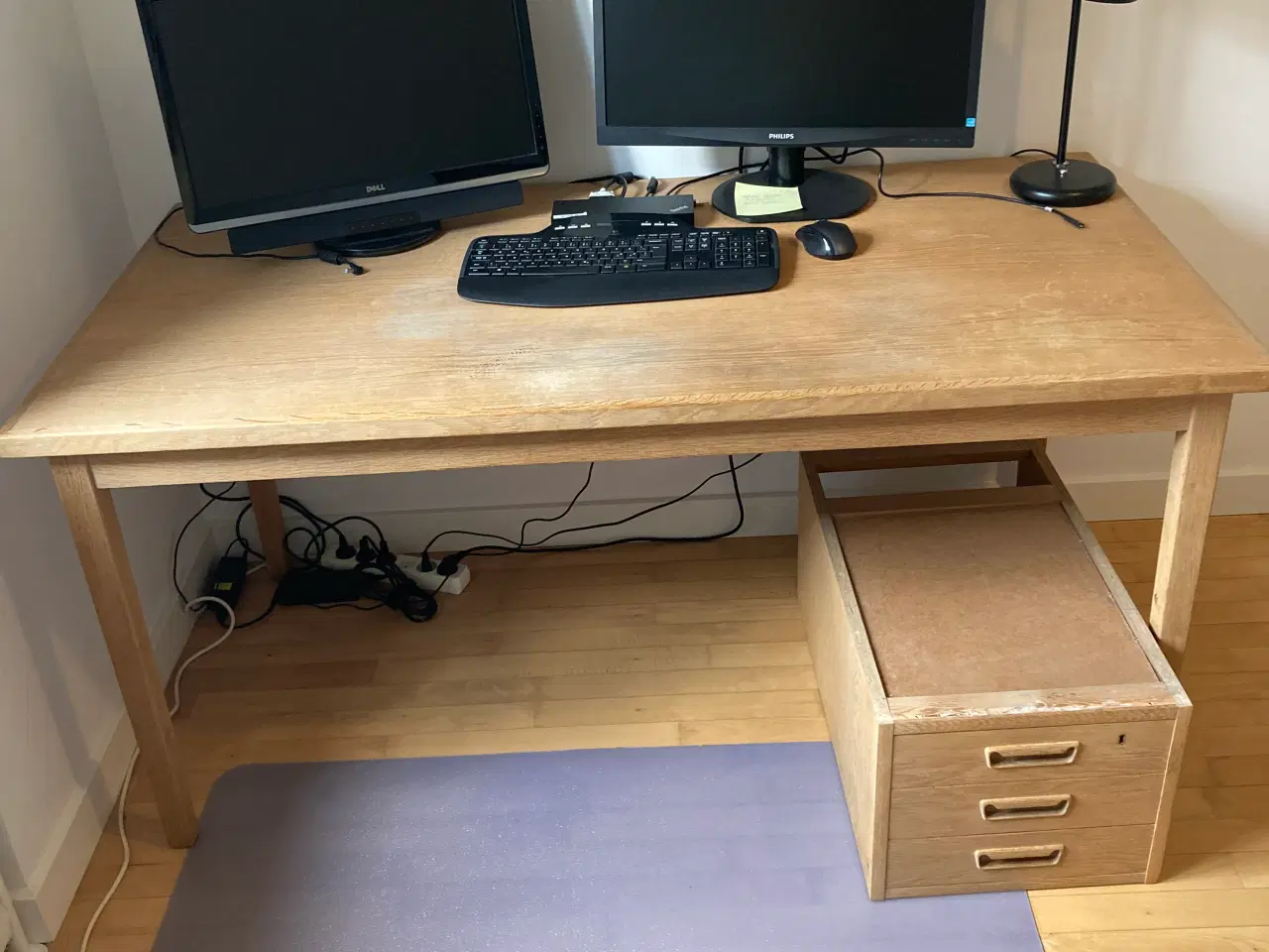 Billede 1 - Ældre skrivebord med skuffer