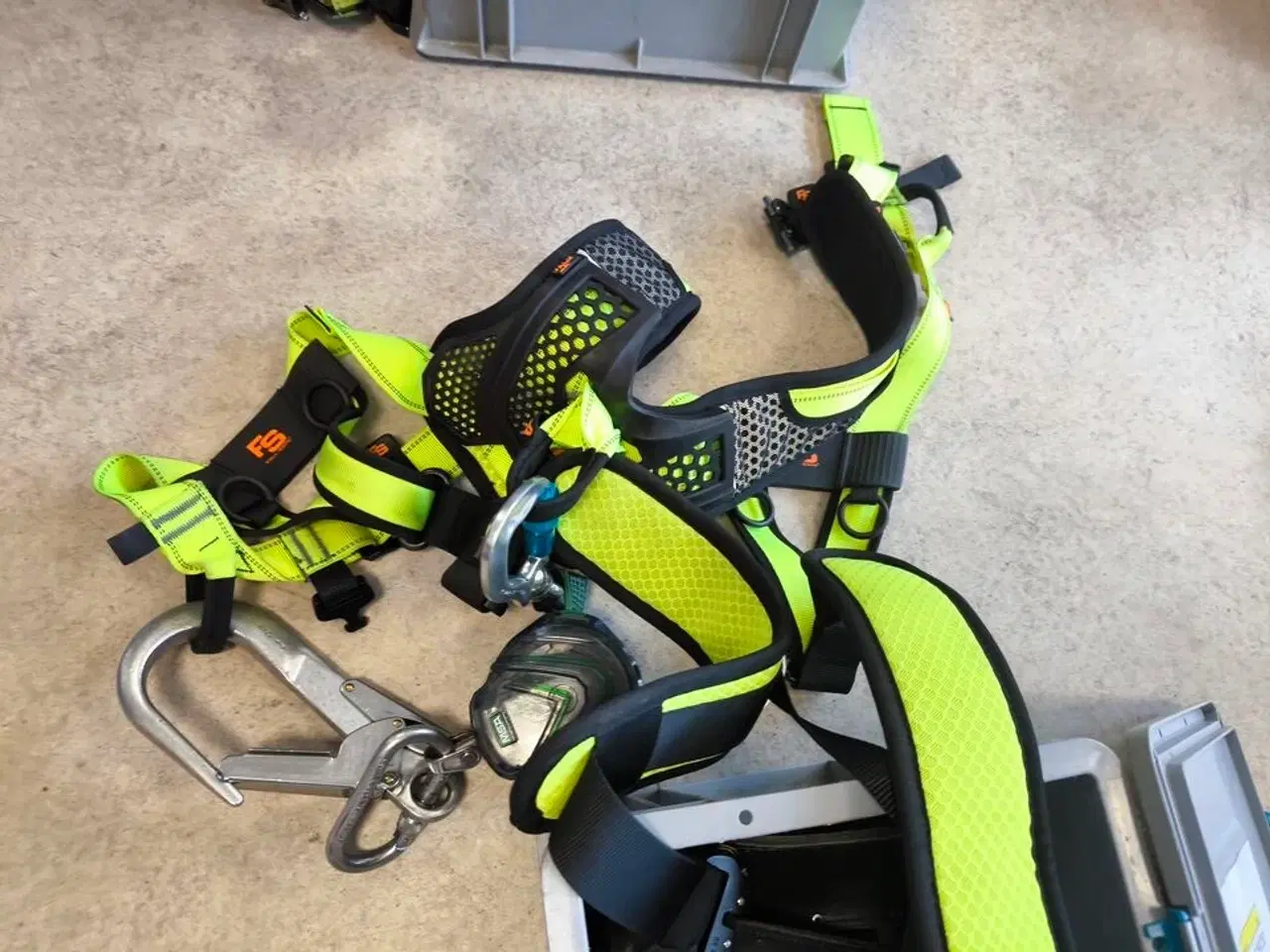 Billede 5 - Kasse m. sikringsgrej samt div.