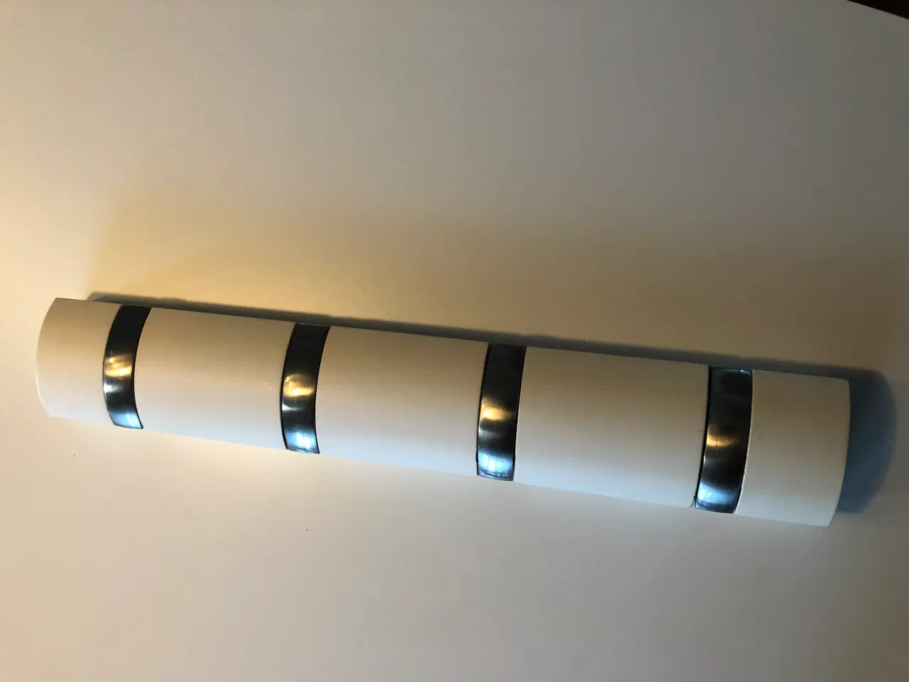 Billede 2 - Knagerække i hvid med børstet stål knager