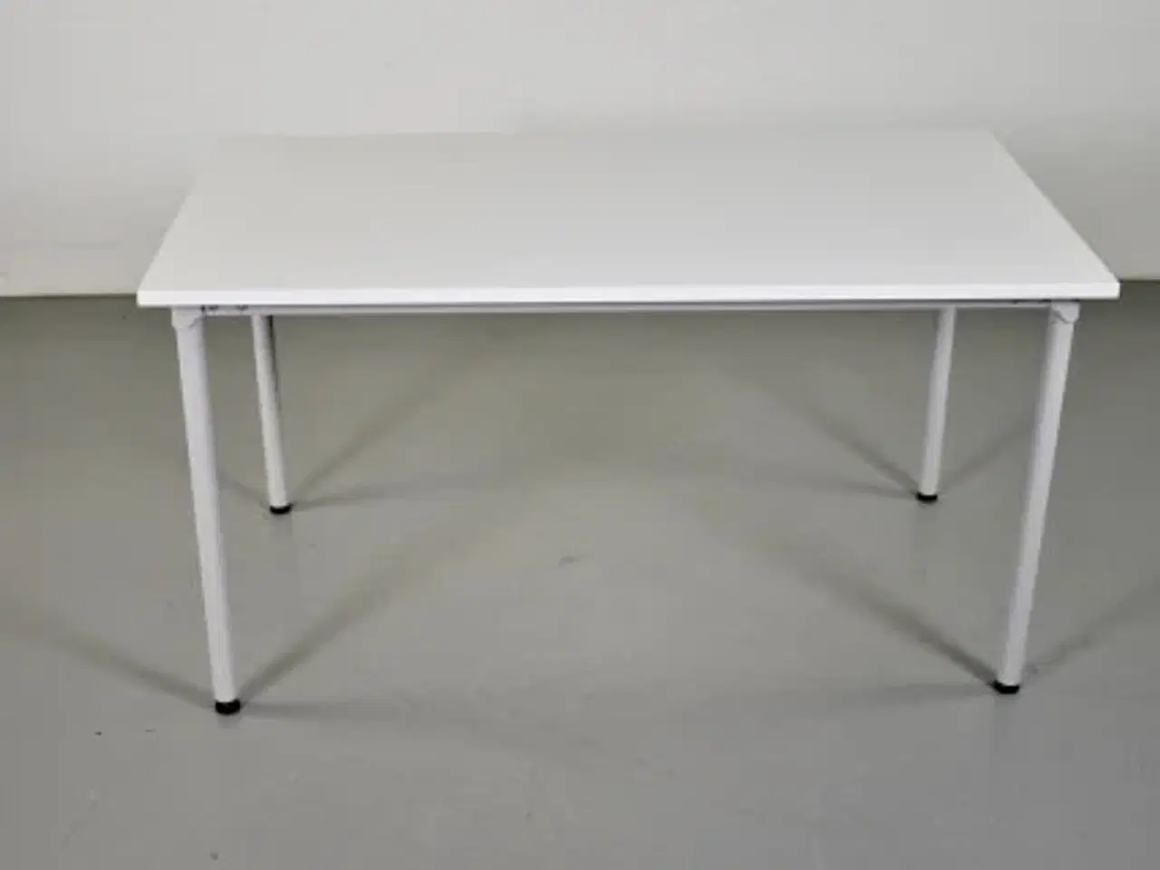 Billede 3 - Rbm eminent kantinebord i hvid med gråt stel